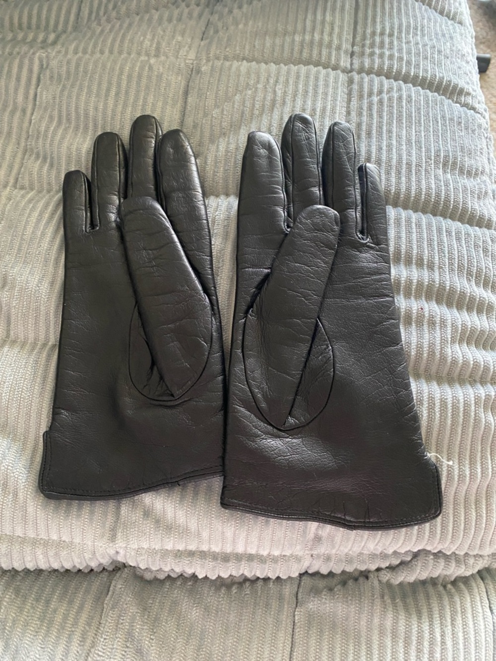 Black Leather women’s Gloves - Classic Driving Style